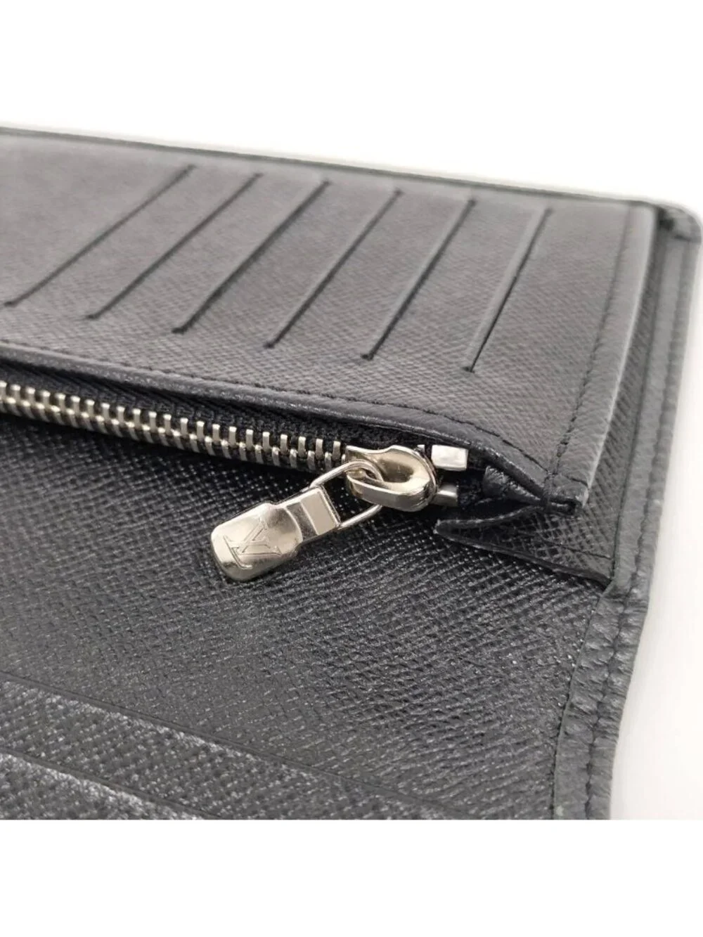 Louis Vuitton Portefeuille Brazza Taiga Wallet